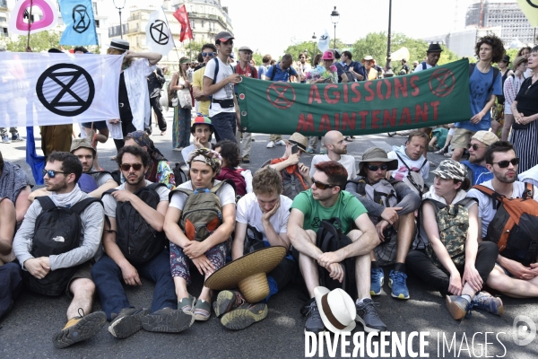 Action SUR LE PONT, REBELLION organisée par extinction rebellion. Action SUR LE PONT REBELLION organized by extinction rebellion.