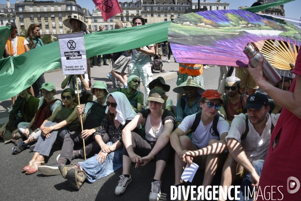 Action SUR LE PONT, REBELLION organisée par extinction rebellion. Action SUR LE PONT REBELLION organized by extinction rebellion.