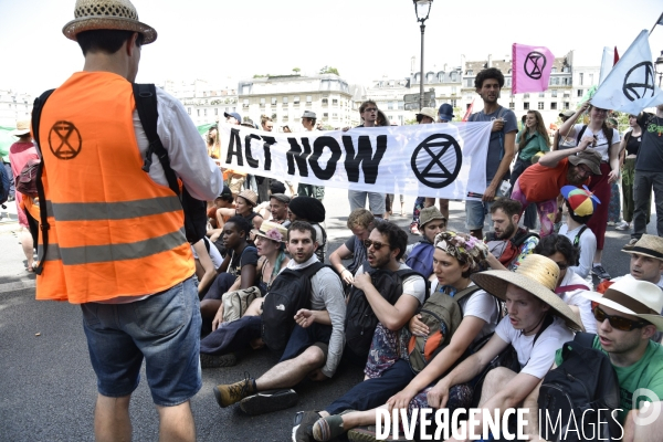 Action SUR LE PONT, REBELLION organisée par extinction rebellion. Action SUR LE PONT REBELLION organized by extinction rebellion.