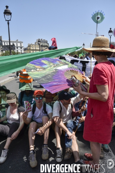 Action SUR LE PONT, REBELLION organisée par extinction rebellion. Action SUR LE PONT REBELLION organized by extinction rebellion.