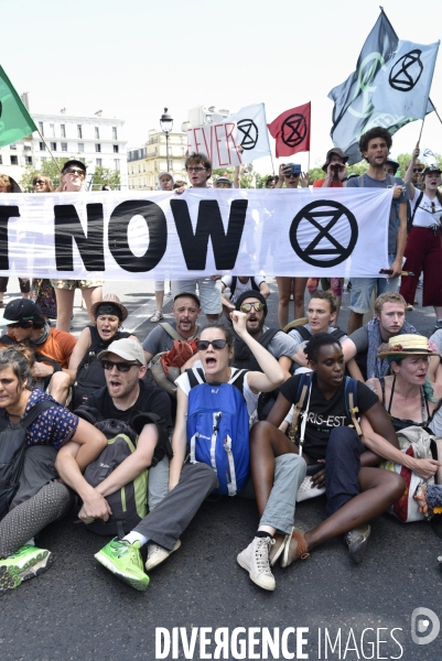 Action SUR LE PONT, REBELLION organisée par extinction rebellion. Action SUR LE PONT REBELLION organized by extinction rebellion.