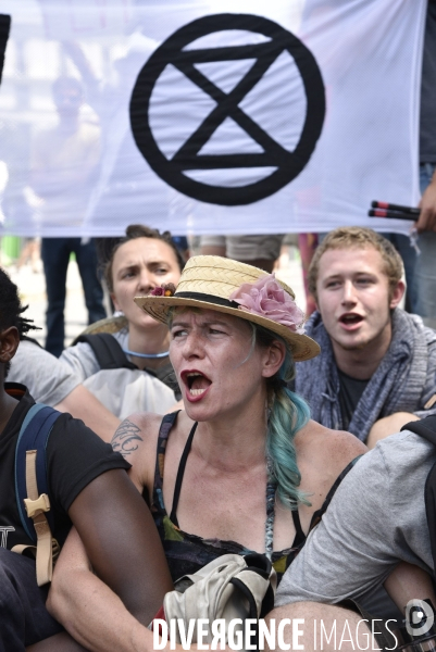 Action SUR LE PONT, REBELLION organisée par extinction rebellion. Action SUR LE PONT REBELLION organized by extinction rebellion.