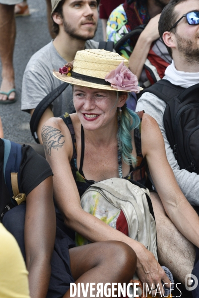 Action SUR LE PONT, REBELLION organisée par extinction rebellion. Action SUR LE PONT REBELLION organized by extinction rebellion.