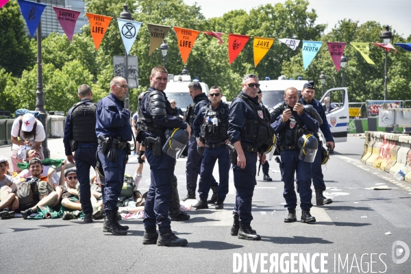 Action SUR LE PONT, REBELLION organisée par extinction rebellion. Action SUR LE PONT REBELLION organized by extinction rebellion.