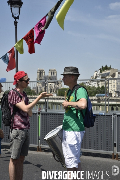 Action SUR LE PONT, REBELLION organisée par extinction rebellion. Action SUR LE PONT REBELLION organized by extinction rebellion.