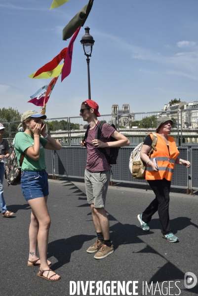 Action SUR LE PONT, REBELLION organisée par extinction rebellion. Action SUR LE PONT REBELLION organized by extinction rebellion.