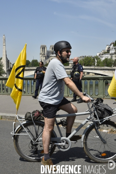 Action SUR LE PONT, REBELLION organisée par extinction rebellion. Action SUR LE PONT REBELLION organized by extinction rebellion.