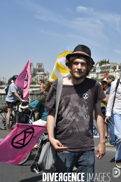 Action SUR LE PONT, REBELLION organisée par extinction rebellion. Action SUR LE PONT REBELLION organized by extinction rebellion.