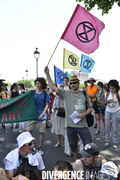 Action SUR LE PONT, REBELLION organisée par extinction rebellion. Action SUR LE PONT REBELLION organized by extinction rebellion.