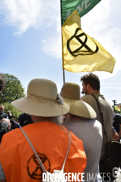 Action SUR LE PONT, REBELLION organisée par extinction rebellion. Action SUR LE PONT REBELLION organized by extinction rebellion.