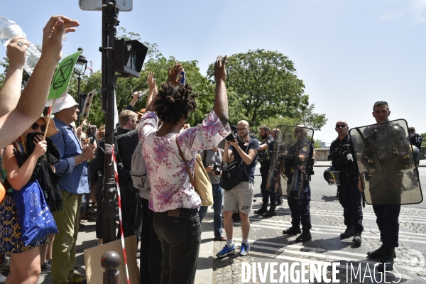 Action SUR LE PONT, REBELLION organisée par extinction rebellion. Action SUR LE PONT REBELLION organized by extinction rebellion.