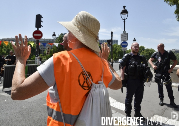 Action SUR LE PONT, REBELLION organisée par extinction rebellion. Action SUR LE PONT REBELLION organized by extinction rebellion.