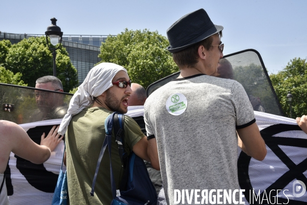 Action SUR LE PONT, REBELLION organisée par extinction rebellion. Action SUR LE PONT REBELLION organized by extinction rebellion.