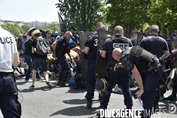 Action SUR LE PONT, REBELLION organisée par extinction rebellion. Action SUR LE PONT REBELLION organized by extinction rebellion.