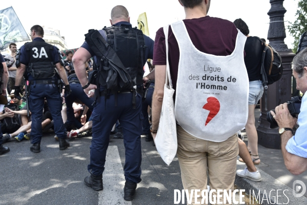 Action SUR LE PONT, REBELLION organisée par extinction rebellion. Action SUR LE PONT REBELLION organized by extinction rebellion.