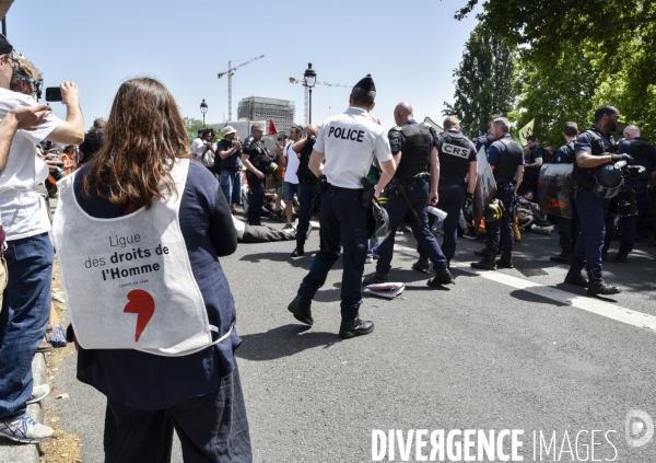 Action SUR LE PONT, REBELLION organisée par extinction rebellion. Action SUR LE PONT REBELLION organized by extinction rebellion.