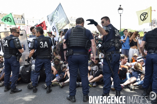 Action SUR LE PONT, REBELLION organisée par extinction rebellion. Action SUR LE PONT REBELLION organized by extinction rebellion.