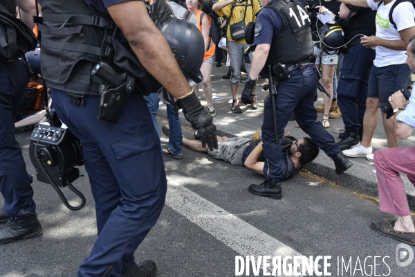 Action SUR LE PONT, REBELLION organisée par extinction rebellion. Action SUR LE PONT REBELLION organized by extinction rebellion.