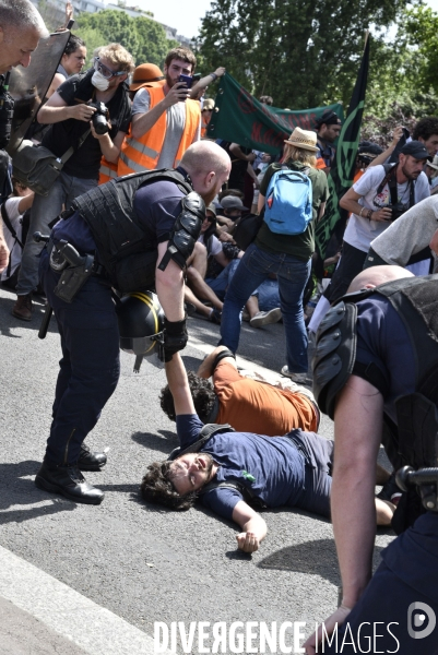 Action SUR LE PONT, REBELLION organisée par extinction rebellion. Action SUR LE PONT REBELLION organized by extinction rebellion.