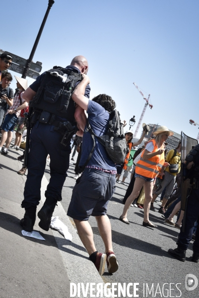 Action SUR LE PONT, REBELLION organisée par extinction rebellion. Action SUR LE PONT REBELLION organized by extinction rebellion.