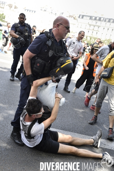 Action SUR LE PONT, REBELLION organisée par extinction rebellion. Action SUR LE PONT REBELLION organized by extinction rebellion.