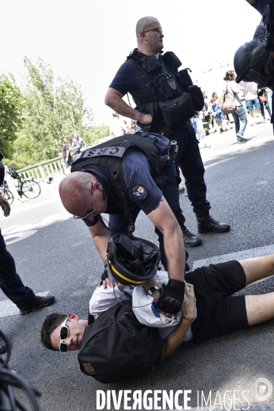 Action SUR LE PONT, REBELLION organisée par extinction rebellion. Action SUR LE PONT REBELLION organized by extinction rebellion.