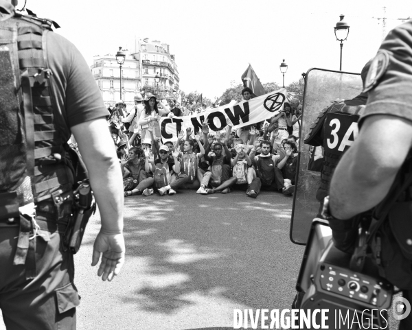 Action SUR LE PONT, REBELLION organisée par extinction rebellion. Action SUR LE PONT REBELLION organized by extinction rebellion.