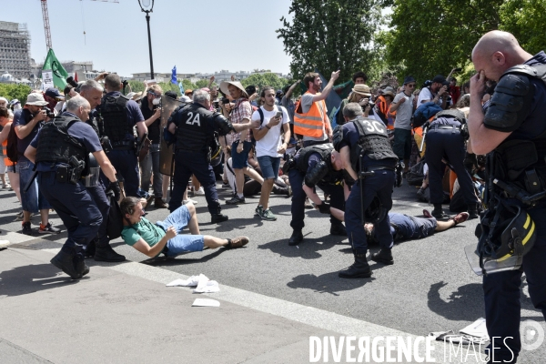 Action SUR LE PONT, REBELLION organisée par extinction rebellion. Action SUR LE PONT REBELLION organized by extinction rebellion.