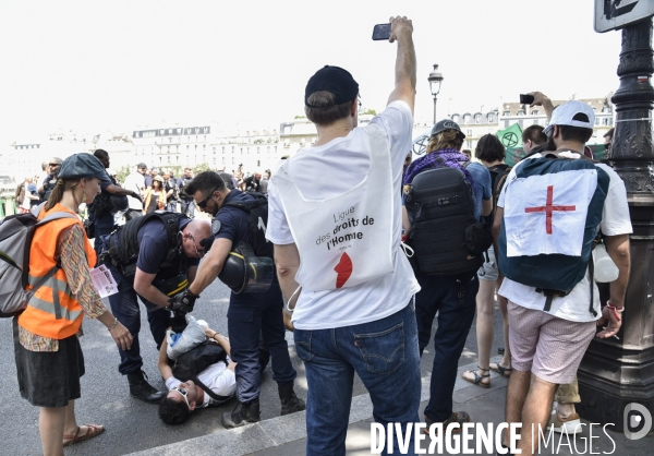 Action SUR LE PONT, REBELLION organisée par extinction rebellion. Action SUR LE PONT REBELLION organized by extinction rebellion.