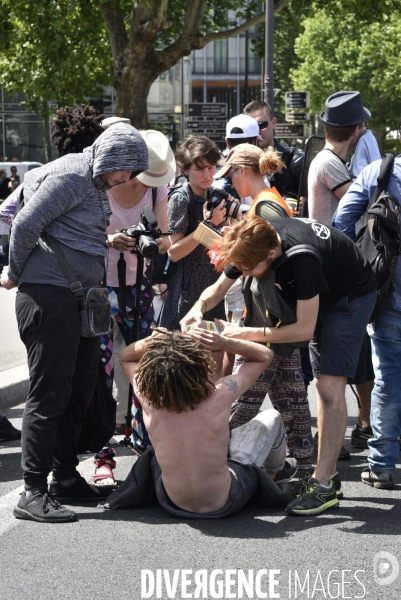 Action SUR LE PONT, REBELLION organisée par extinction rebellion. Action SUR LE PONT REBELLION organized by extinction rebellion.