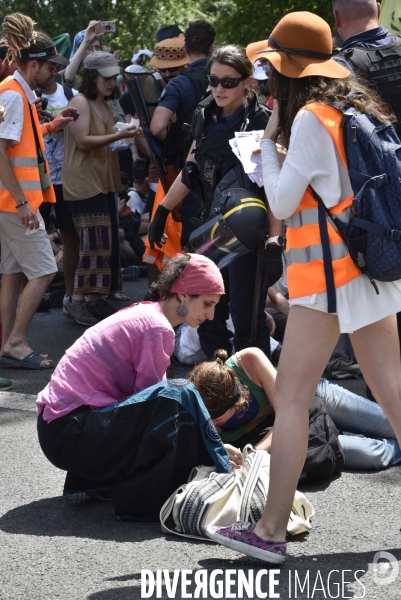 Action SUR LE PONT, REBELLION organisée par extinction rebellion. Action SUR LE PONT REBELLION organized by extinction rebellion.