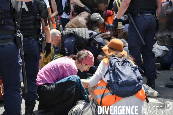 Action SUR LE PONT, REBELLION organisée par extinction rebellion. Action SUR LE PONT REBELLION organized by extinction rebellion.