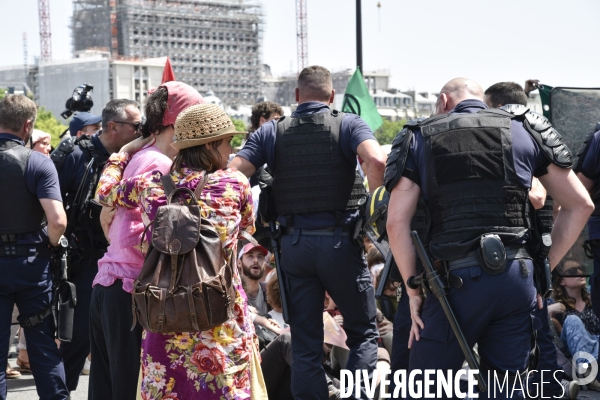 Action SUR LE PONT, REBELLION organisée par extinction rebellion. Action SUR LE PONT REBELLION organized by extinction rebellion.