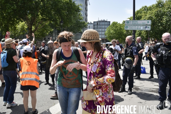 Action SUR LE PONT, REBELLION organisée par extinction rebellion. Action SUR LE PONT REBELLION organized by extinction rebellion.