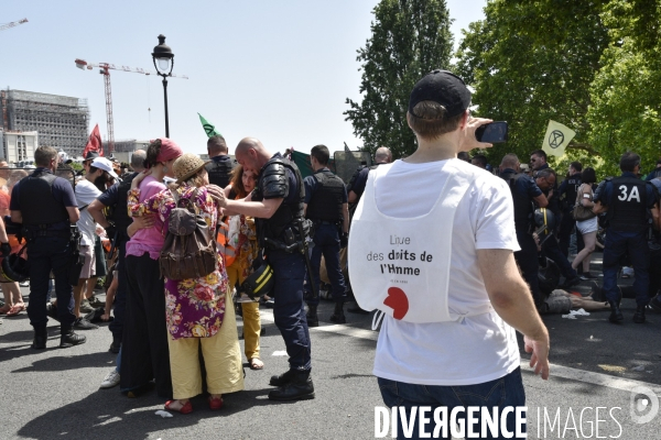 Action SUR LE PONT, REBELLION organisée par extinction rebellion. Action SUR LE PONT REBELLION organized by extinction rebellion.