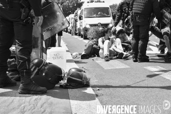 Action SUR LE PONT, REBELLION organisée par extinction rebellion. Action SUR LE PONT REBELLION organized by extinction rebellion.