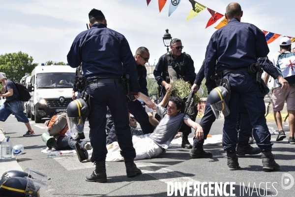 Action SUR LE PONT, REBELLION organisée par extinction rebellion. Action SUR LE PONT REBELLION organized by extinction rebellion.