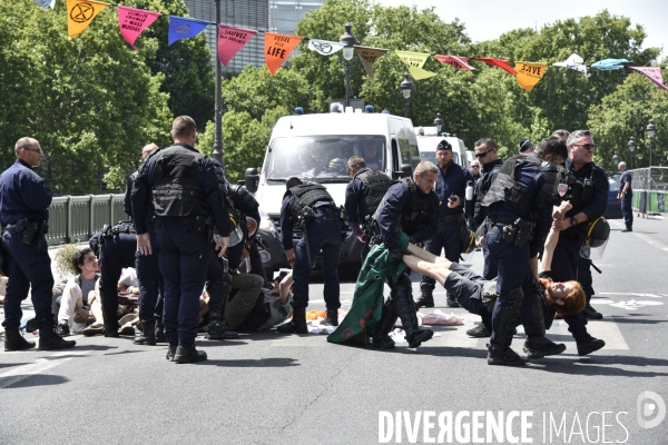 Action SUR LE PONT, REBELLION organisée par extinction rebellion. Action SUR LE PONT REBELLION organized by extinction rebellion.