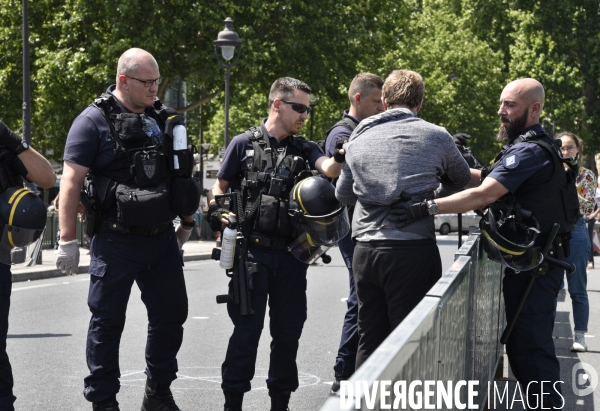 Action SUR LE PONT, REBELLION organisée par extinction rebellion. Action SUR LE PONT REBELLION organized by extinction rebellion.