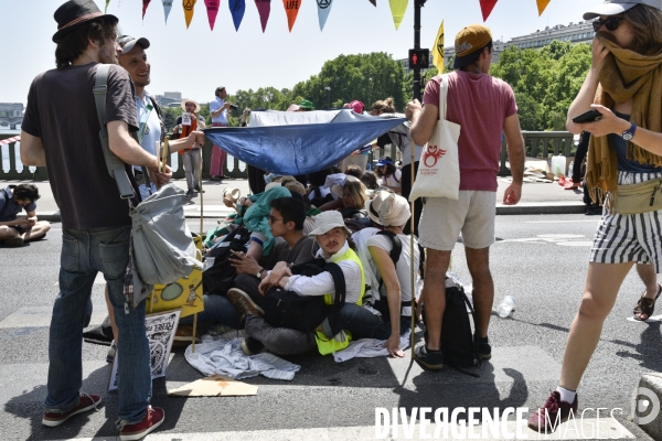 Action SUR LE PONT, REBELLION organisée par extinction rebellion. Action SUR LE PONT REBELLION organized by extinction rebellion.