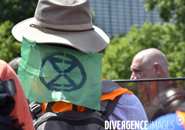 Action SUR LE PONT, REBELLION organisée par extinction rebellion. Action SUR LE PONT REBELLION organized by extinction rebellion.