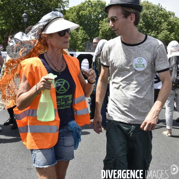 Action SUR LE PONT, REBELLION organisée par extinction rebellion. Action SUR LE PONT REBELLION organized by extinction rebellion.