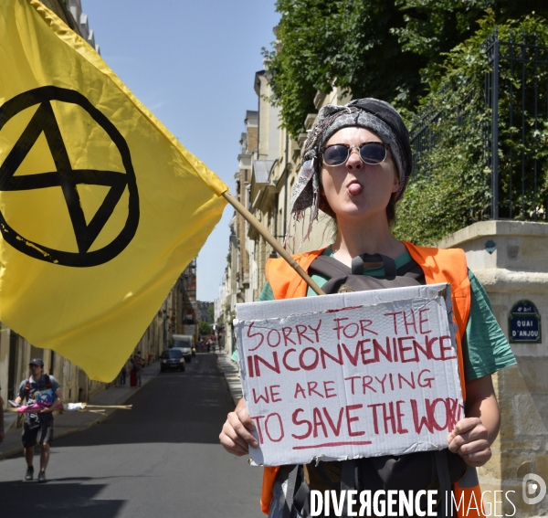 Action SUR LE PONT, REBELLION organisée par extinction rebellion. Action SUR LE PONT REBELLION organized by extinction rebellion.