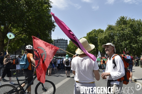 Action SUR LE PONT, REBELLION organisée par extinction rebellion. Action SUR LE PONT REBELLION organized by extinction rebellion.