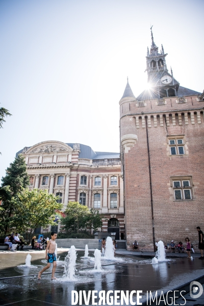 Toulouse : rafraichissement dans les fontaines du square de Gaulle pendant les temperatures caniculaires