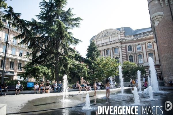Toulouse : rafraichissement dans les fontaines du square de Gaulle pendant les temperatures caniculaires