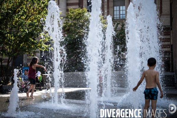 Toulouse : rafraichissement dans les fontaines du square de Gaulle pendant les temperatures caniculaires