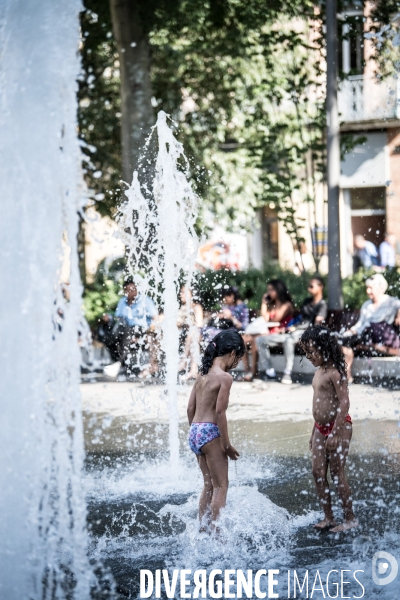 Toulouse : rafraichissement dans les fontaines du square de Gaulle pendant les temperatures caniculaires