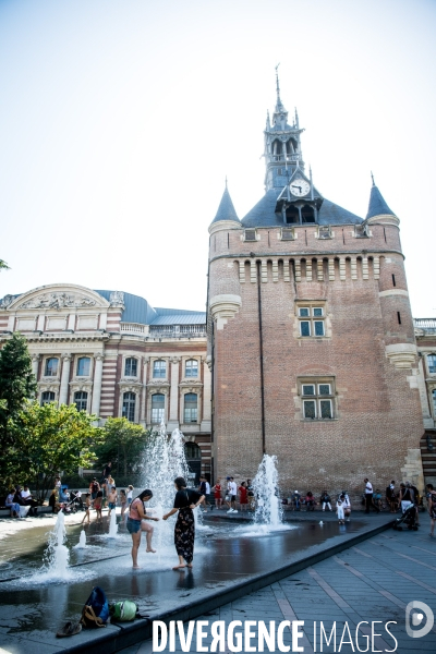 Toulouse : rafraichissement dans les fontaines du square de Gaulle pendant les temperatures caniculaires