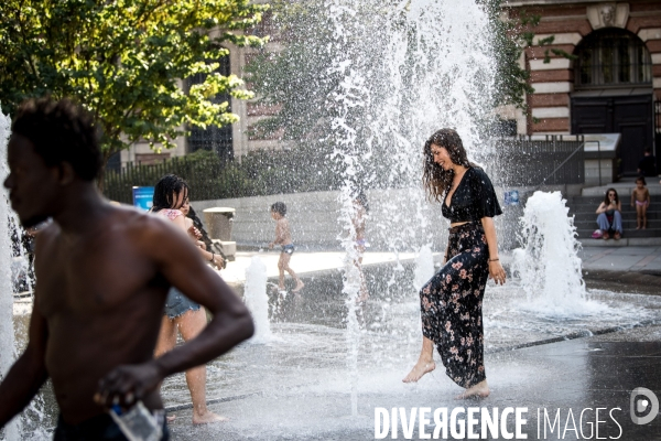 Toulouse : rafraichissement dans les fontaines du square de Gaulle pendant les temperatures caniculaires